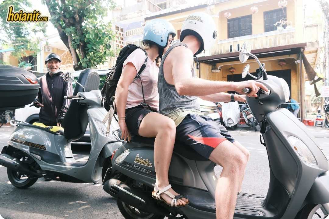 Hai khách thuê xe ga đi một chiều từ Hội An