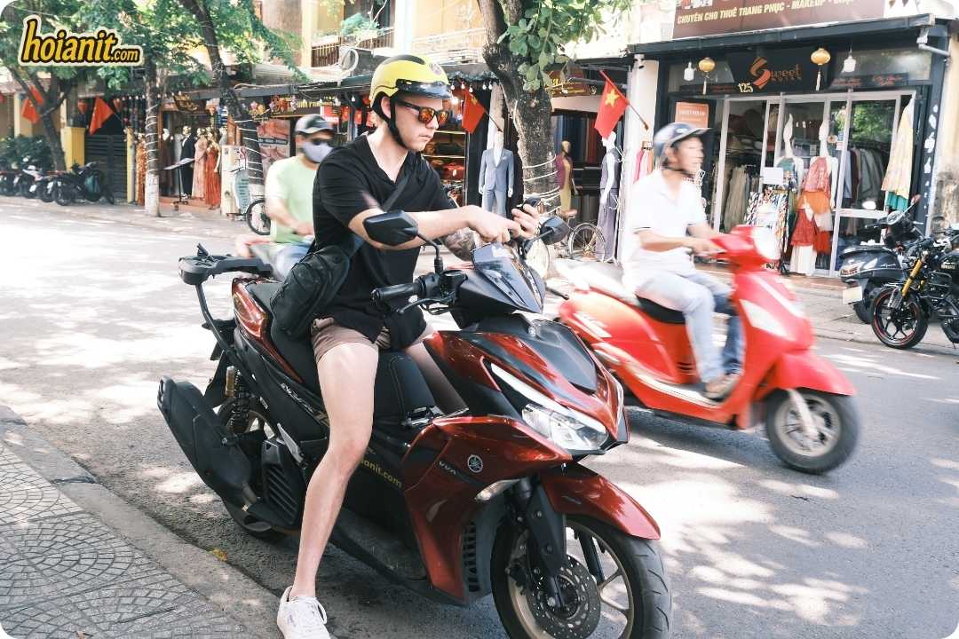 Khách chạy xe ga thuê của Anh Khoa trong phố cổ Hội An