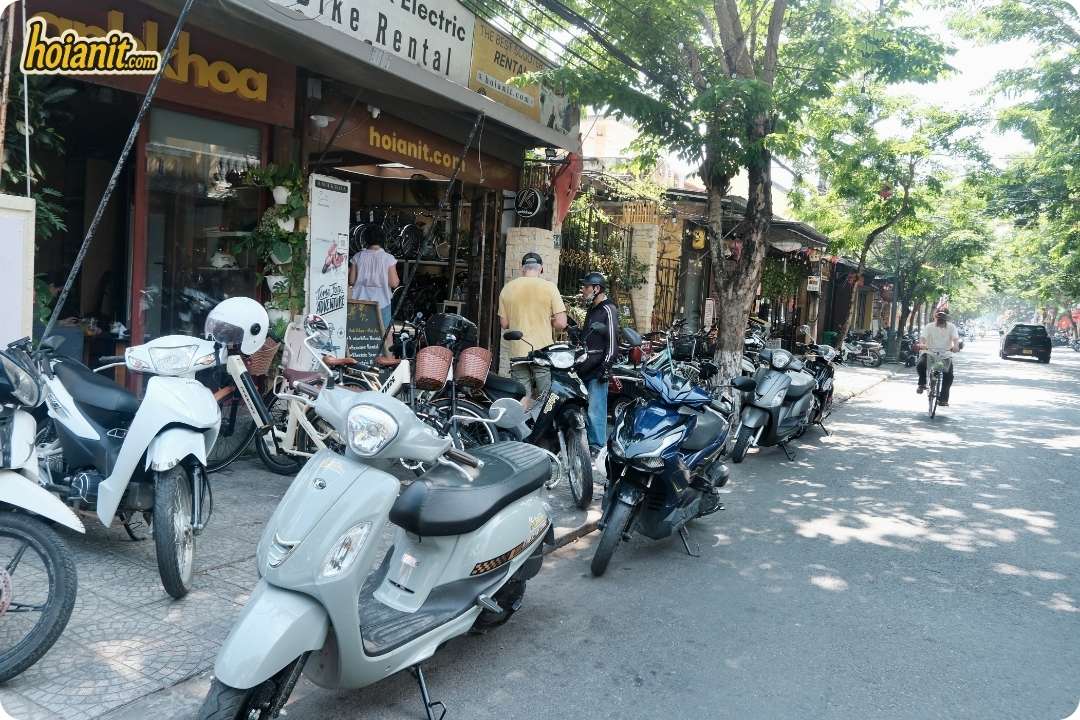 Xe máy xếp sẵn trước cửa hàng thuê xe máy Hội An