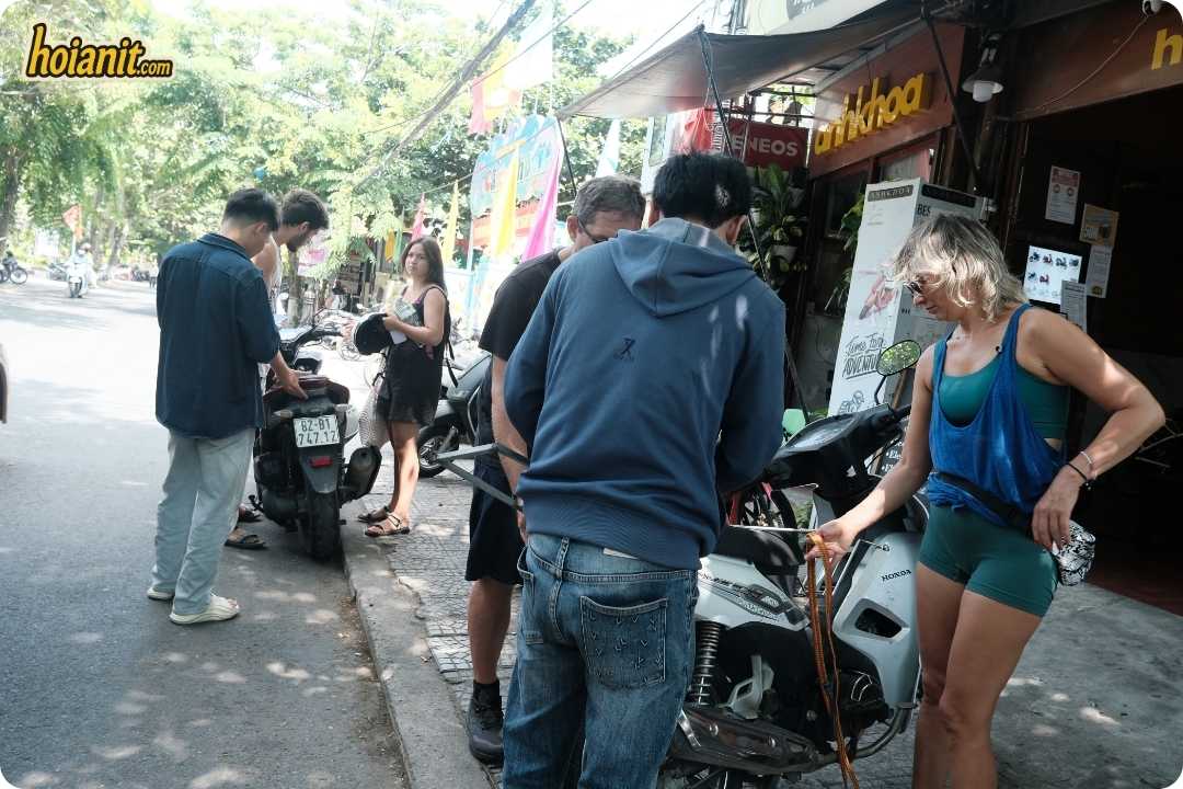 Nhân viên Anh Khoa bàn giao xe máy cho khách tại 84 Phan Châu Trinh
