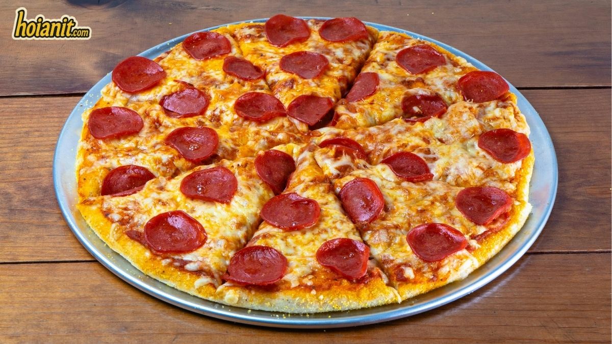 Thin crust pizza in Hoi An loaded with toppings at Pizza Oi