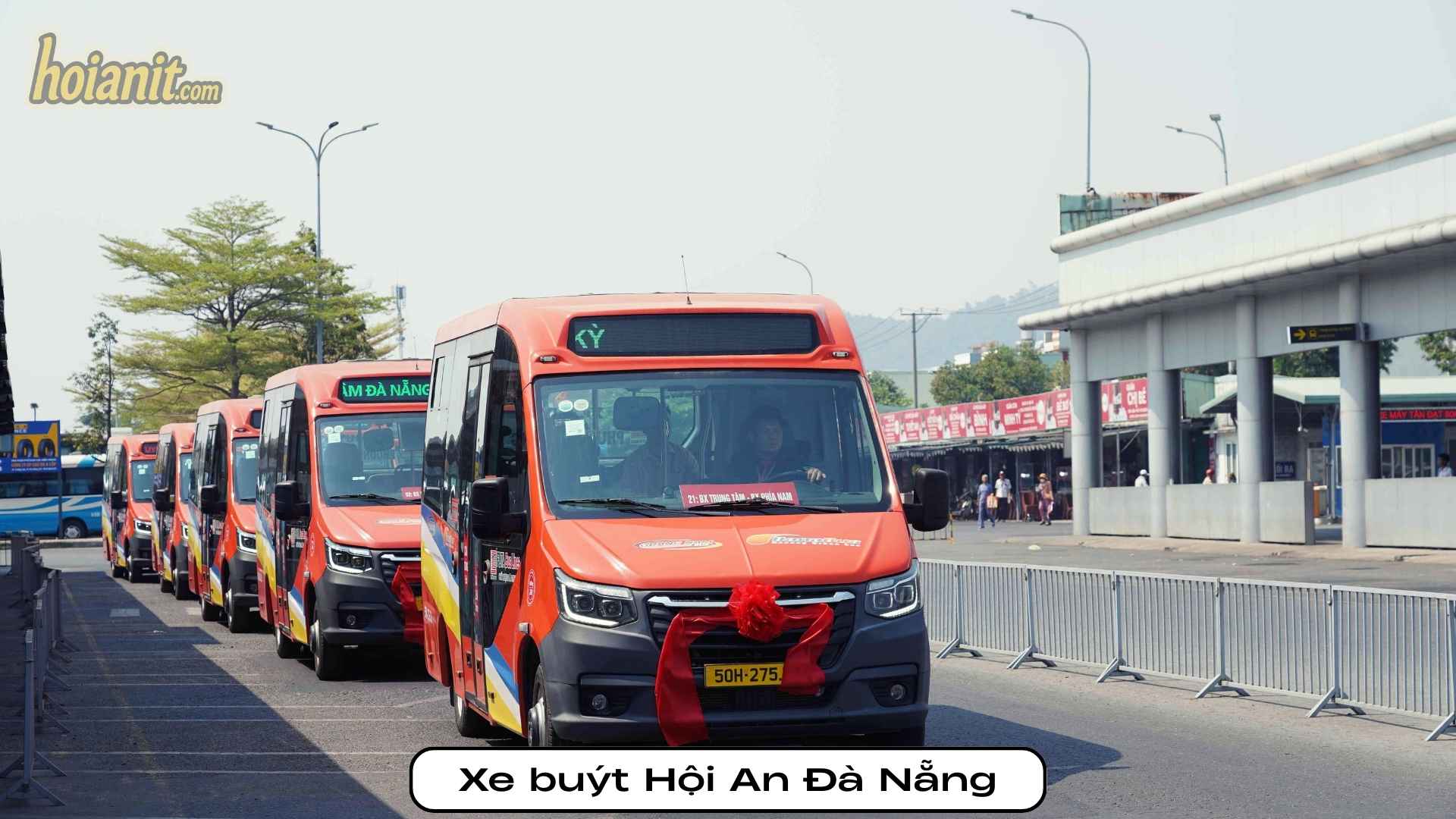 Xe buýt LK02 Phương Trang tuyến Hội An – Đà Nẵng đón khách