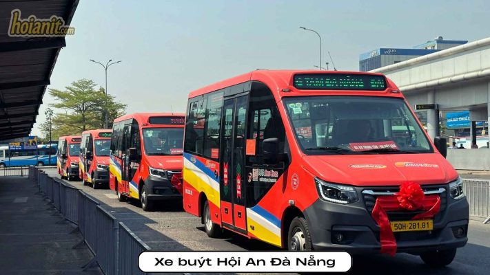 Xe buýt Phương Trang Hội An – Đà Nẵng đón khách tại phố cổ