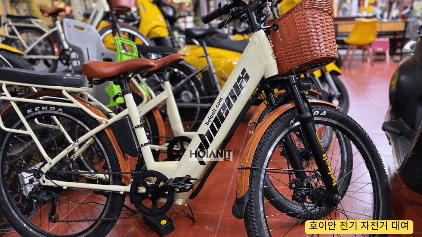 호이안 구시가를 달리는 전기 자전거