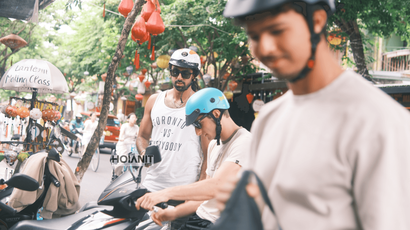 海辺の道を走るホイアンのレンタルバイク